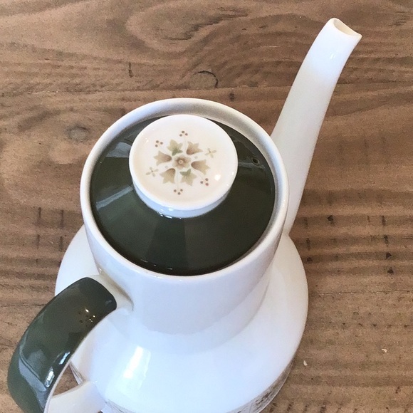 Royal Doulton Samarra Coffee Pot & Lid
Vintage English translucent china - Picture 10 of 16